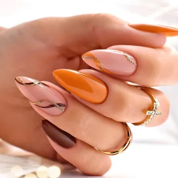Миндальный пресс на ногтях Средний, накладные ногти Теплого оранжево-коричневого цвета, искусственные ногти с золотыми блестками, изогнутый дизайн ногтей-наклеек