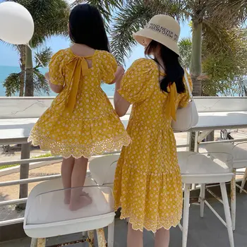 Новые летние желтые платья с цветочным рисунком 2022 года, одинаковая одежда для мамы и дочки, модные семейные наряды, детское платье для девочек